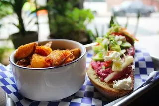 Lola's Eatery