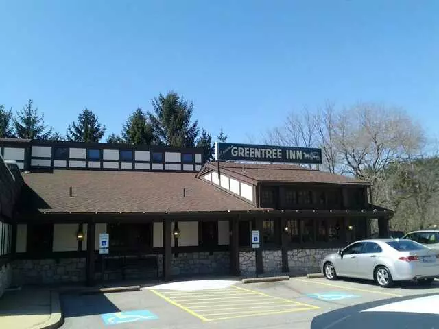 Aracri’s Greentree Inn